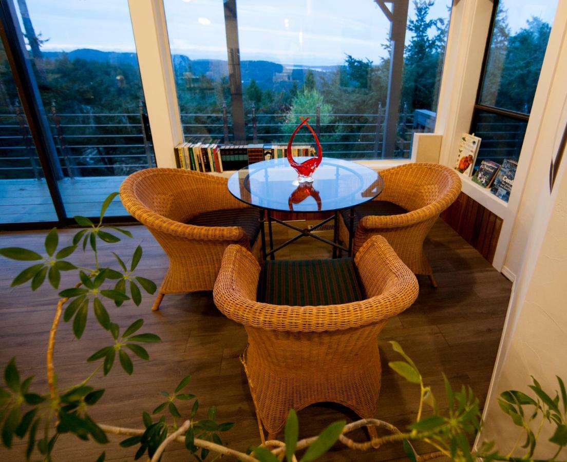 Shangri-La Oceanfront Vacation Home Bedwell Harbour المظهر الخارجي الصورة